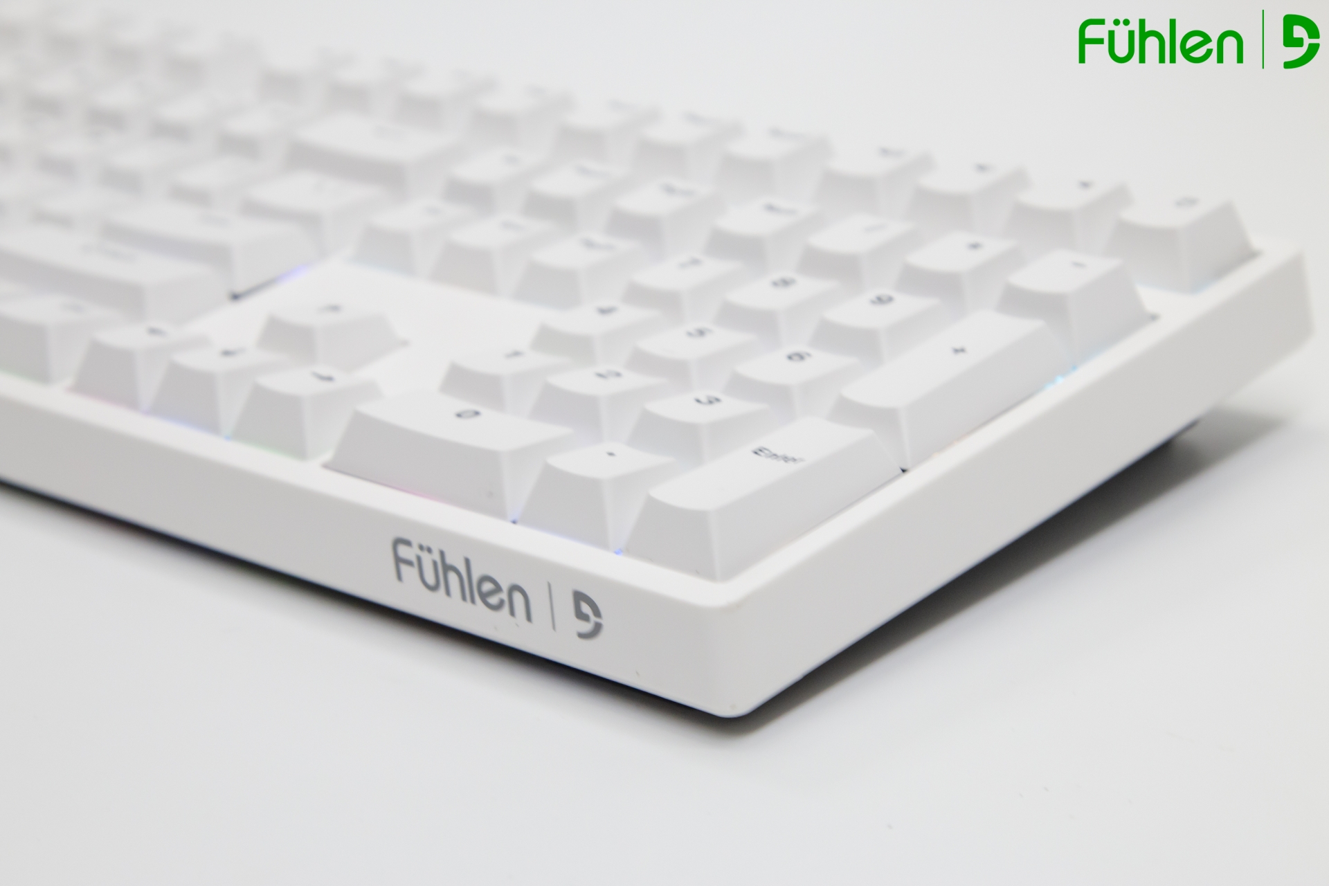 Fuhlen H108S Black On White